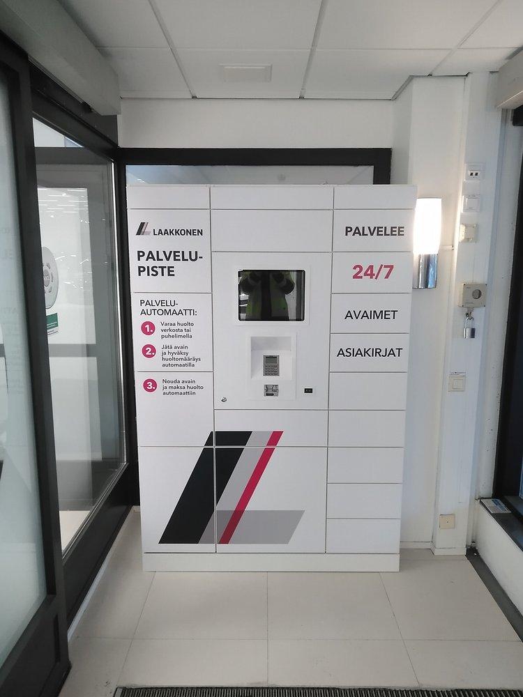 Laakkosen mustavalkoinen DAS Expert palveluautomaatti. Automaatissa on useita isompia ja pienempiä lokeroita auton avaimia ja varaosia varten.