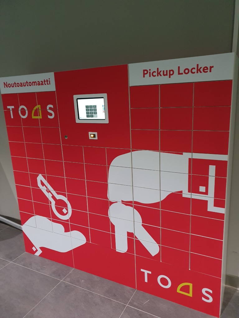 TOAS:n iso punavalkoinen avainhallinta-automaatti, jossa on yli 60 lokeroa avainten jakelua ja palautusta varten. Lokerikkoon on teipattu avainten kuvia.