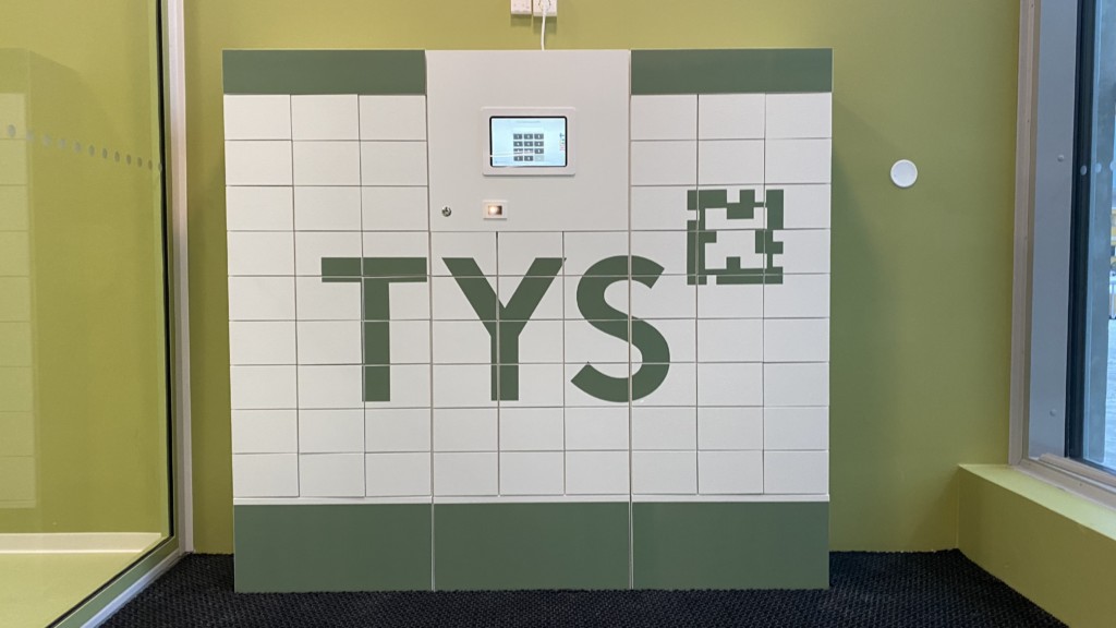 TYS:n virheä valkoinen suuri avainhallinta-automaatti, jossa on yli 50 lokeroa asuntojen avainten jakelua ja palautusta varten.